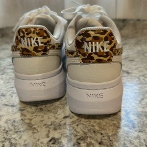 Nike court vision Alta women’s size 7 brown and white